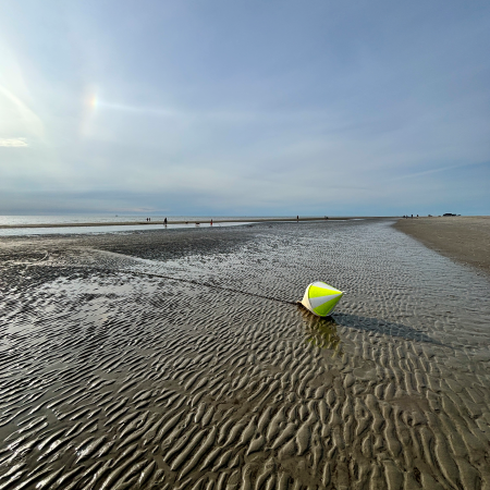 Eine Boje am Strand von SPO
