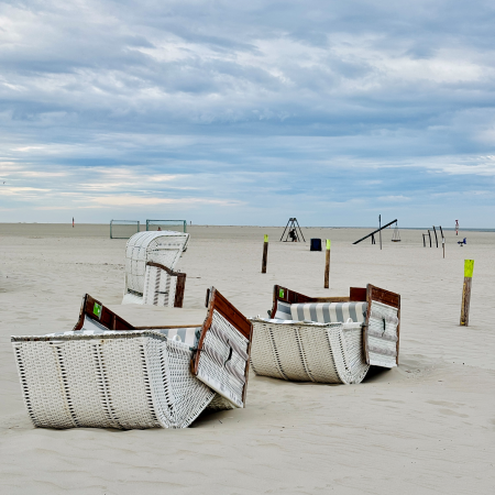 Umgestürzte Strandkörbe am Strand von SPO