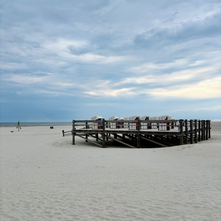 Strandkörbe auf einem Plateau auf Pfählen in SPO