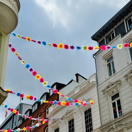 Bunte Deko über einer Straße in der Innenstadt