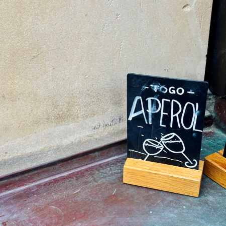Ein Schild in der Außengastro: Aperol to go