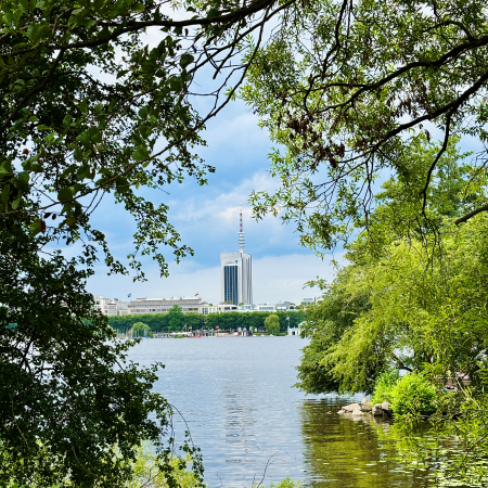 Blick über die Außenalster von der Sankt-Georg-Seite in Richtung Fernsehturm/CCH