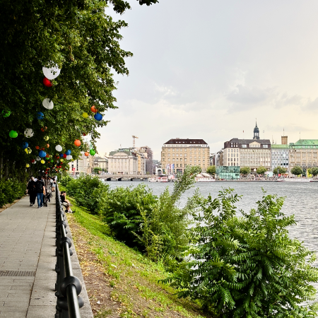 Der Weg am Ufer der Binnenalster am Ballindamm, bunte Lampions in den Bäumen