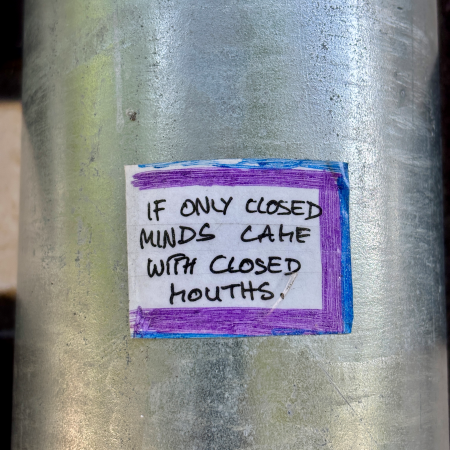 Ein Sticker, von Hand beschriftet: "If only closed minds came with closed mouths."