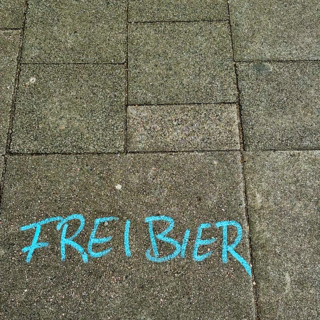 Kreideschrift auf dem Pflaster: Freibier