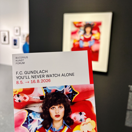 Der Flyer zur Gundlach-Ausstellung vor dem Obermaier-Bild, welches auch auf dem Flyer ist