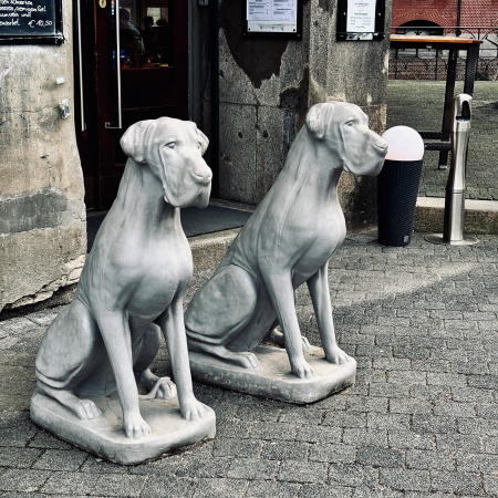 Hundeskulpuren vor einem Lokal in der Speicherstadt