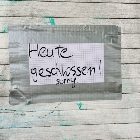 Ein Zettel, handgeschrieben und an eine Geschäftswand geklebt: Heute geschlossen! Sorry1