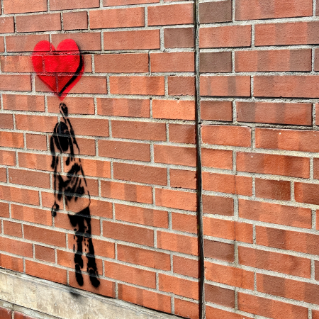 Graffiti - ein Mädchen mit einem herzförmigen Ballon