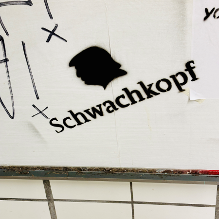 Graffiti: Der Kopf von Trump als Schattenriss, darunter das Wort Schwachkopf