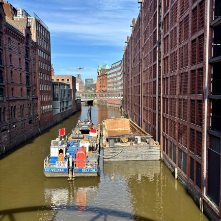 Ein Fleet in der Speicherstadt mit Arbeitsschuten