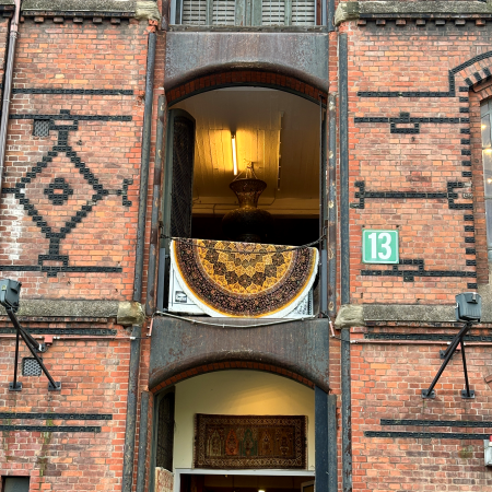 Ein Teppich hängt aus einem Fenster in der Speicherstadt
