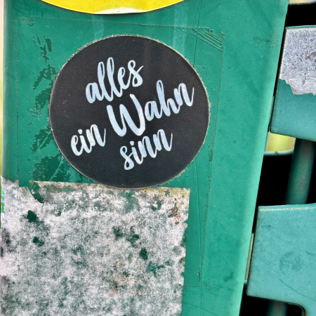 Ein Sticker mit der Aufschrift: Alles ein Wahnsinn.