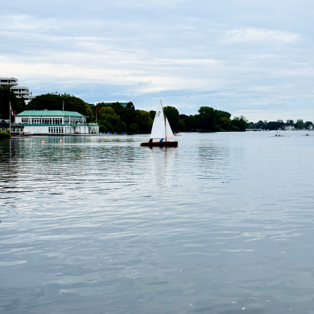 Blick über Außenalster mit Segelboot