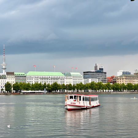 Die Binnenalster vom Jungfernstieg aus, ein Boot der weißen Flotte