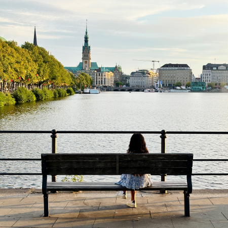 Blick über die Binnenalster Richtung Rathaus, am Ballindamm entlang