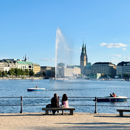 Blick über die Binnenalster in Richtung Rathaus