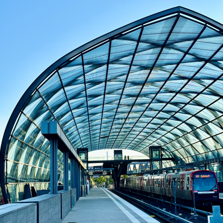 Glaskuppel über dem U-Bahnsteig Elbbrücken