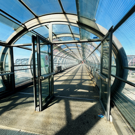 Detail der Station Elbbrücken, der Verbindungsgang zwischen U und S.
