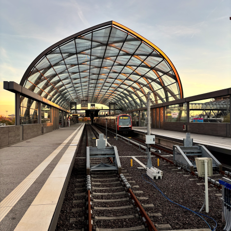 Die Station Elbbrücken (U-Bahn-Teil) im Panoramablick