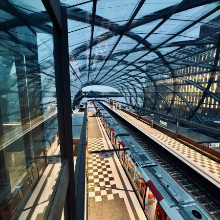 Blick von der Station Elbbrücken über die Elbe, künftige Weiterführung der Strecke