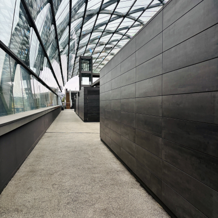 Das innere der Station Elbbrücken, Glas und Stahl, schwarze Wände