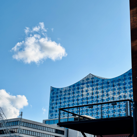 Blick auf die Elbphilharmonie, andere Bauten der Hsfencity im Vordergrund