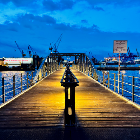 Steg am Fischmarkt im Morgenlicht