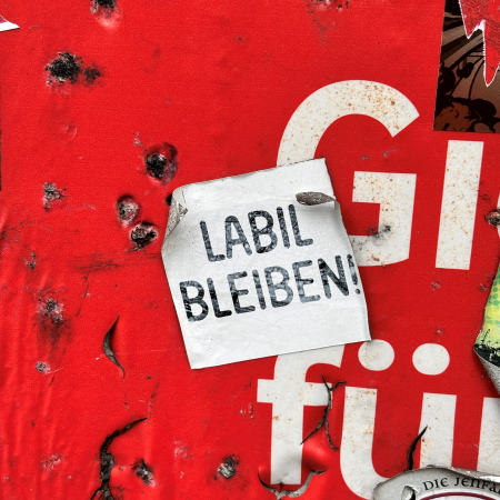 Ein Sticker mit der Aufschrift "Labil bleiben"