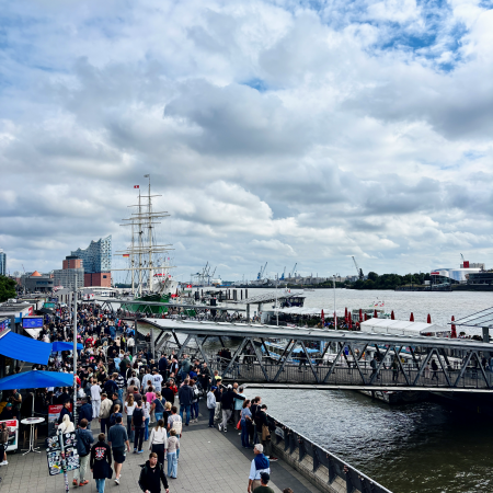 Blick von der S-Bahn-Station aus auf die volle Promenade an den Landungsbrücken