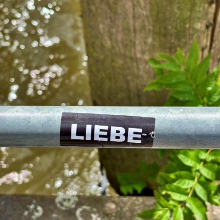 Ein Sticker mit der Aufschrift "Liebe"