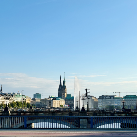 Blick über die Lombardsbrücke Richtung Rathaus