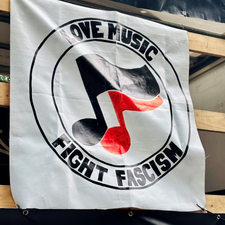 Ein Transparent beim Demorave: "Love Music Fight Fascism"