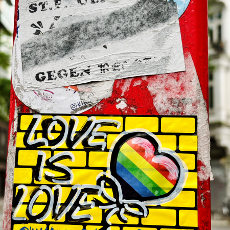 Ein Sticker: Love is love
