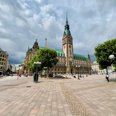 Hamburger Rathaus im Weitwinkel