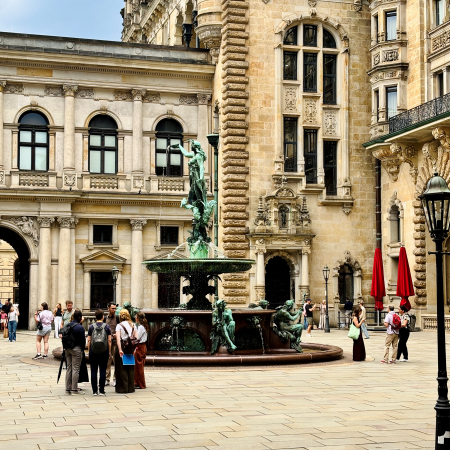 Der Innenhof des Rathauses mit Brunnen und Touristen
