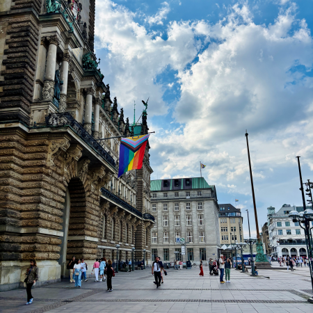 Die Regenbogenfahne am Hamburger Rathaus