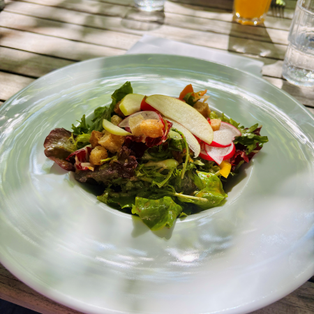 Salatteller im Restaurant Quellental