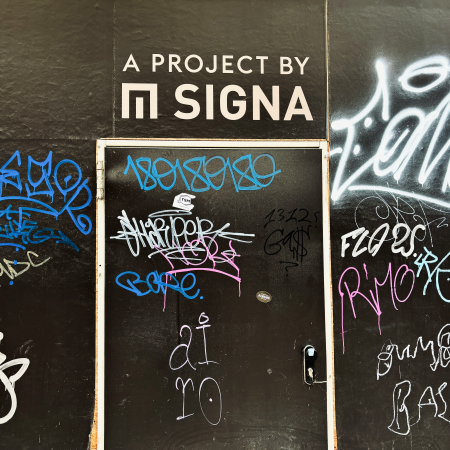 Das Logo der Signa-Gruppe, daneben Graffitis