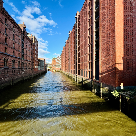 Fleetblick in der Speicherstadt, grünliches Wasser zwischen den Backsteinfassaden