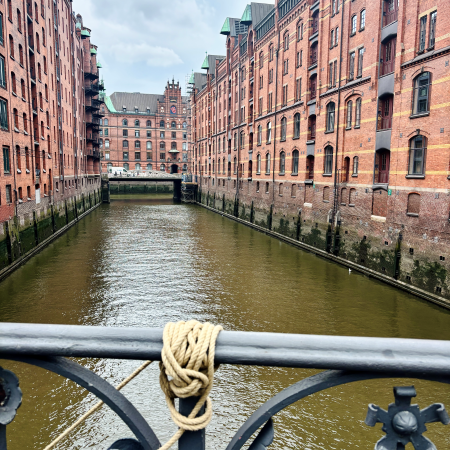 Fleetblick in der Speicherstadt, im Vordergrund ein Seil, welches um ein Brückengeländer gewunden wurde
