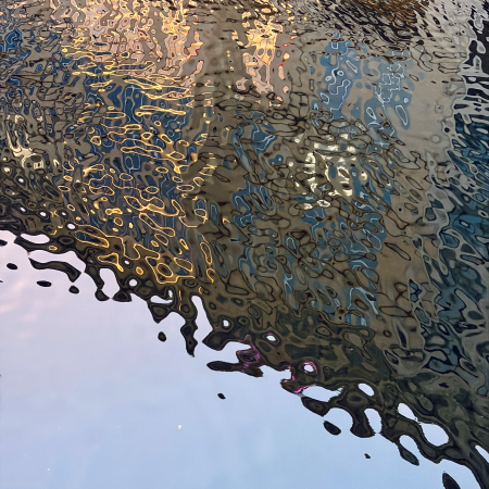 Spiegelung von Lichtern im Wasser der Alster