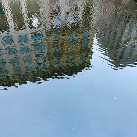 Spiegelung von Lichtern im Wasser der Alster