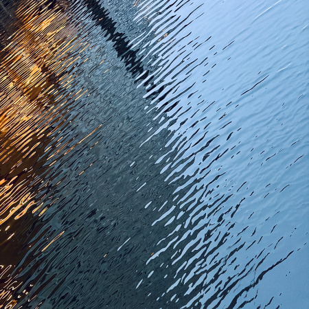 Spiegelung von Lichtern im Wasser der Alster