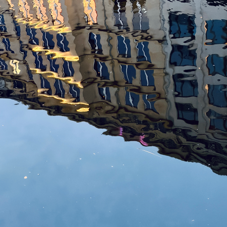 Spiegelung von Lichtern im Wasser der Alster
