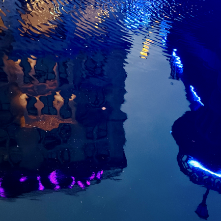 Spiegelung von Lichtern im Wasser der Alster