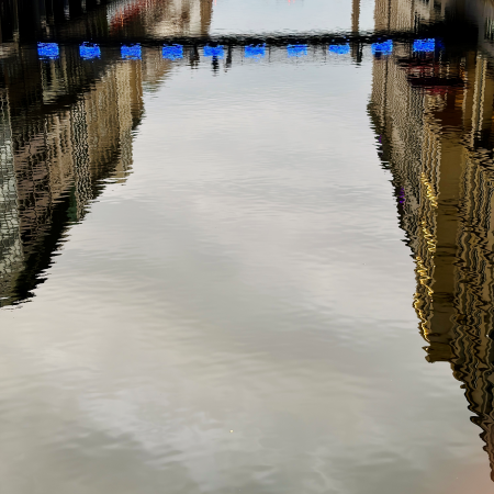 Spiegelung von Lichtern im Wasser der Alster