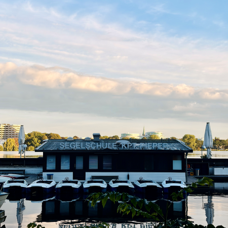 Tretboote an einem Steg an der Außenalster