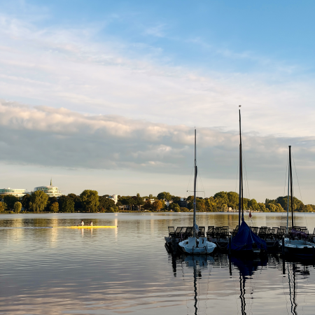 Segelboote an einem Steg an der Außenalster