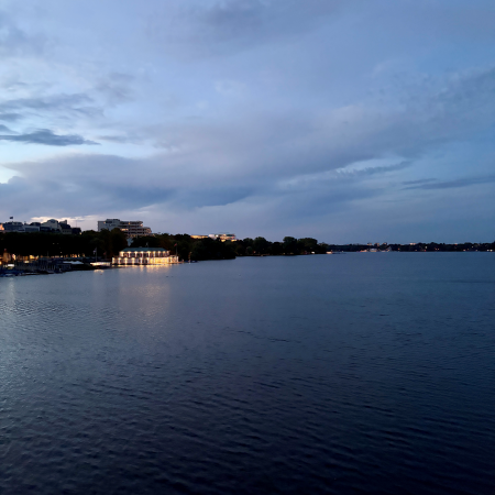 Blick über die abendliche Außenalster